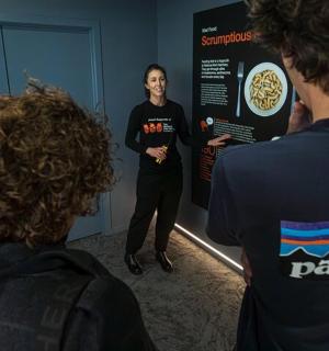 一位女士和一群人站在房间里