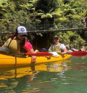 dva lidé ve žlutém kajaku ve vodě