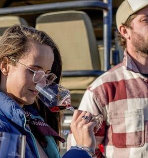 一男一女用酒杯喝酒