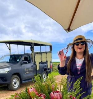 一名戴着帽子的女子站在一辆卡车旁边