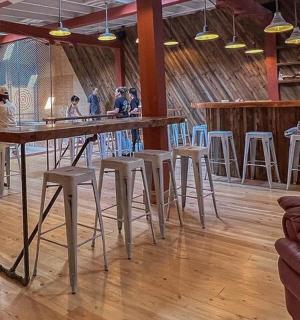 一间有凳子的酒吧,房间里有人