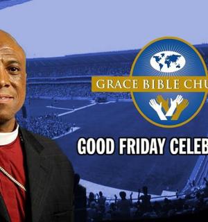 站在人群前面的男人