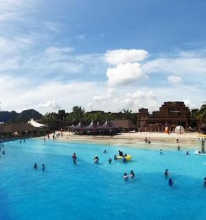 ryhmä ihmisiä lomakeskuksen sinisessä vedessä