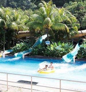 مجموعة من الأشخاص يركبون على زلاجة مائية في منتجع