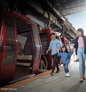 一群人在火车上行走