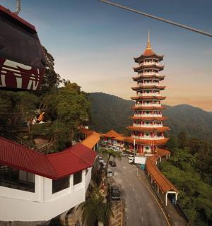 一辆缆车飞越一座有塔的山