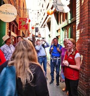 一群人在街上行走