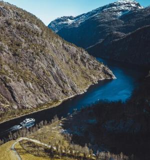 一列火车沿着山中的河流行驶