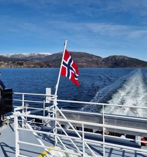 一群人在一艘挂着英国国旗的船上