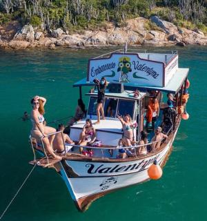 一群人在水中的船上