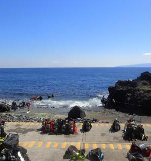 一群摩托车停在海边