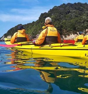 一群人坐在黄色皮划艇上