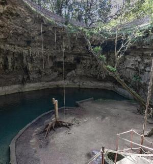 岩壁上有水池的洞穴