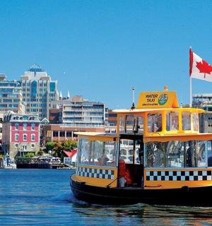 水中悬挂着加拿大国旗的渡船