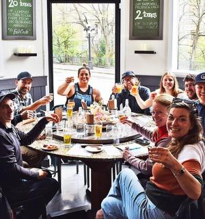 一群人围坐在餐厅的桌子旁