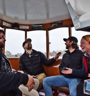 一群人坐在船上