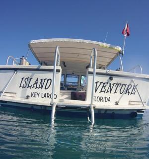 一艘停在海上的船