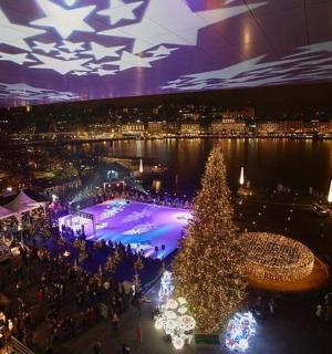 pohled shora na vánoční trh s vánočním stromečkem