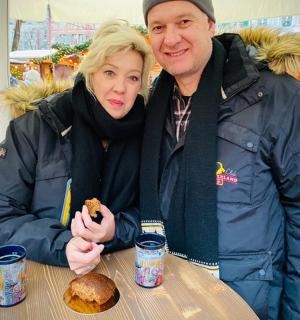 muž a žena sedící u stolu a jedoucí