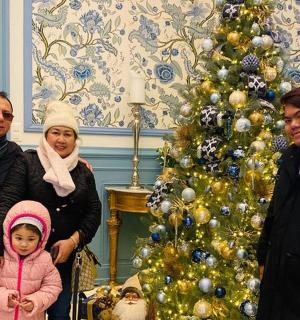 skupina lidí stojící vedle vánočního stromku