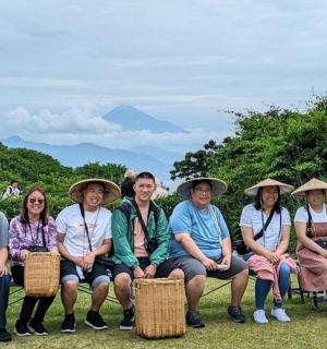 一群戴着帽子的人摆姿势拍照