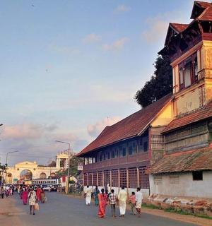 一群人沿着建筑物旁边的街道行走