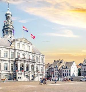 一座有钟楼的大楼，钟楼上挂着旗帜