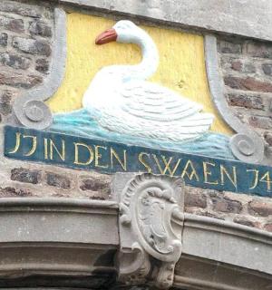 建筑物侧面的天鹅标志