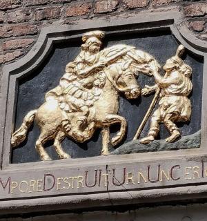 建筑物上的骑马男子雕像