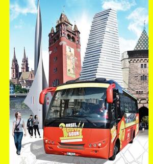 一辆红色巴士停在一栋建筑物前