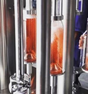 机器上的一组玻璃瓶装饮料