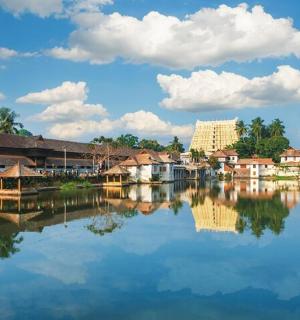 velká vodní plocha s domy a budovami