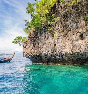 bot di dalam air di sebelah tebing