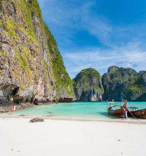 bot yang duduk di pantai di sebelah lautan