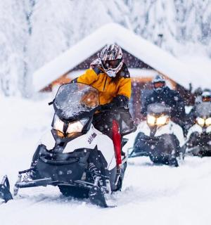 一名男子骑着雪地摩托穿越雪地