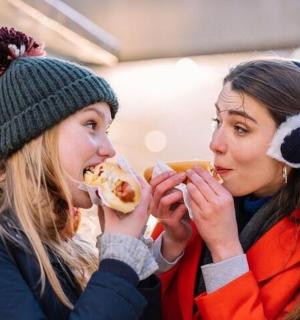 两个女人一起吃热狗