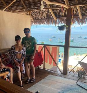 sekumpulan orang bergambar di pantai