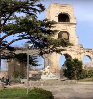 一座前面有雕像的建筑