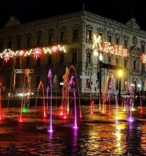 fontána před budovou s vánočními světly