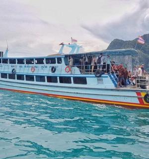 一群人在水中的船上