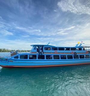 一艘蓝色的小船停在水中