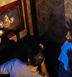 skupina lidí stojících v místnosti se zdviženýma rukama