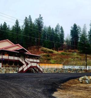 路边有围栏的房子