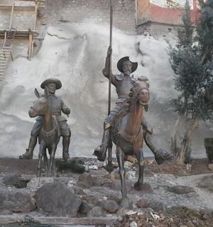 墙前两名男子骑马的雕像