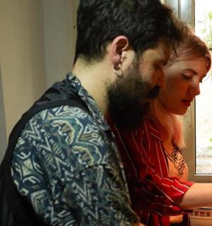 一名男子和一名女子在厨房准备食物