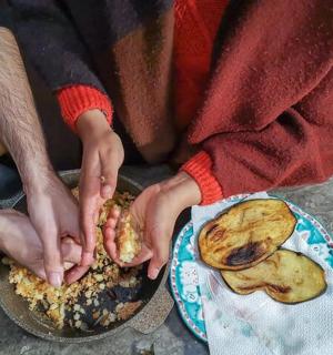两个人手牵着手，放在一盘食物上