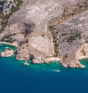 eine Luftaufnahme von einem Haufen Felsen im Wasser