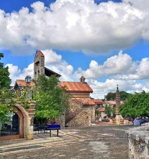 街道上一座带塔楼的古老石头建筑