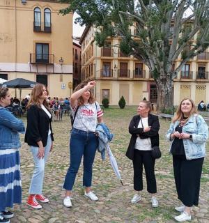 一群妇女站在庭院里