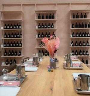 房间里摆满酒瓶的长桌